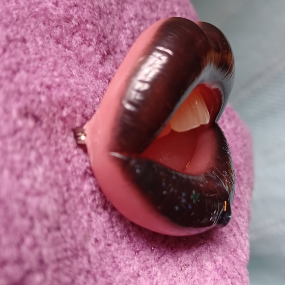 Sexy Emo Lips Brooch Handmade OOAK - Picture 2 of 7